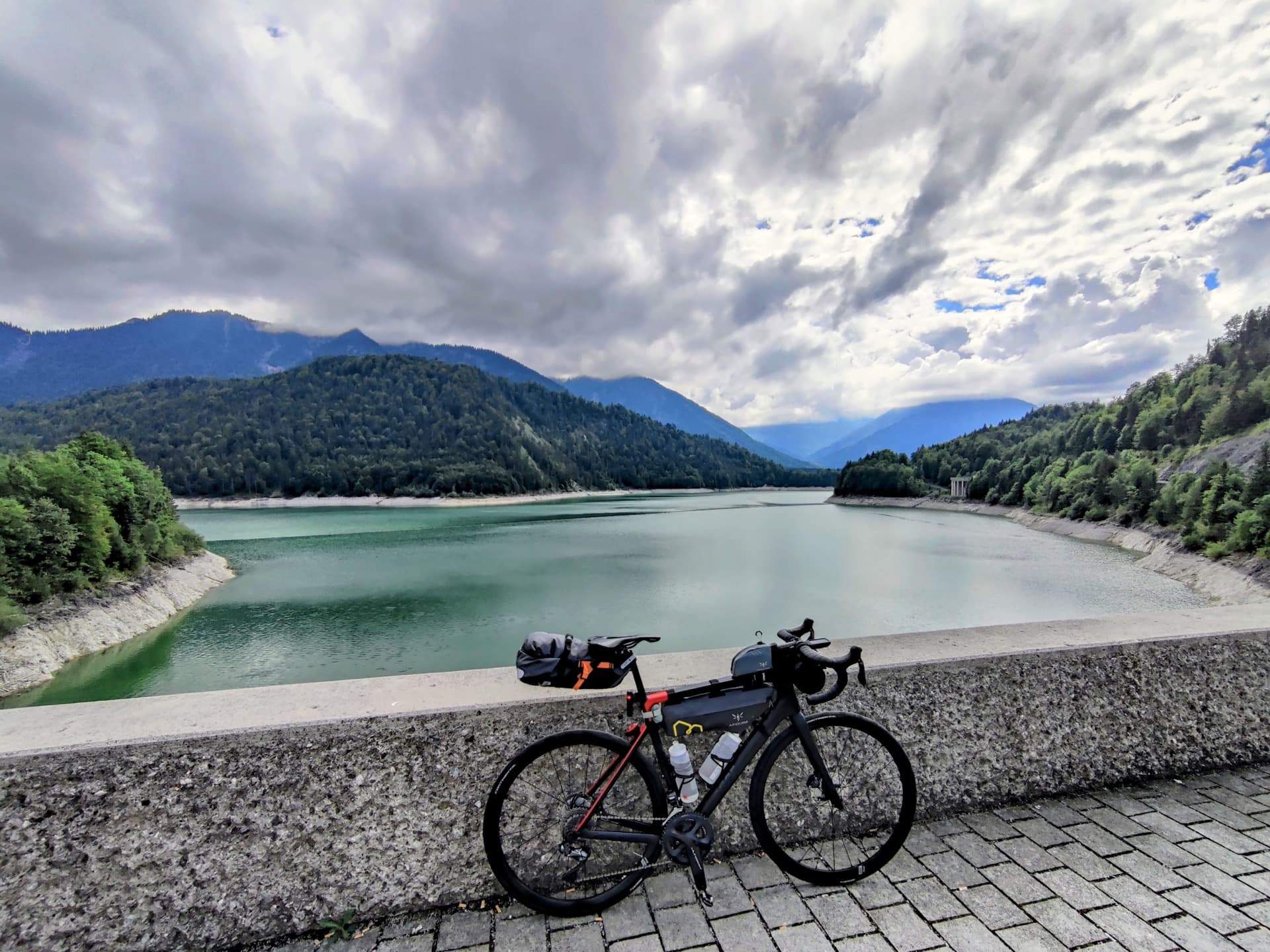 Mein bepacktes Rennrad am Sylvensteinspeicher