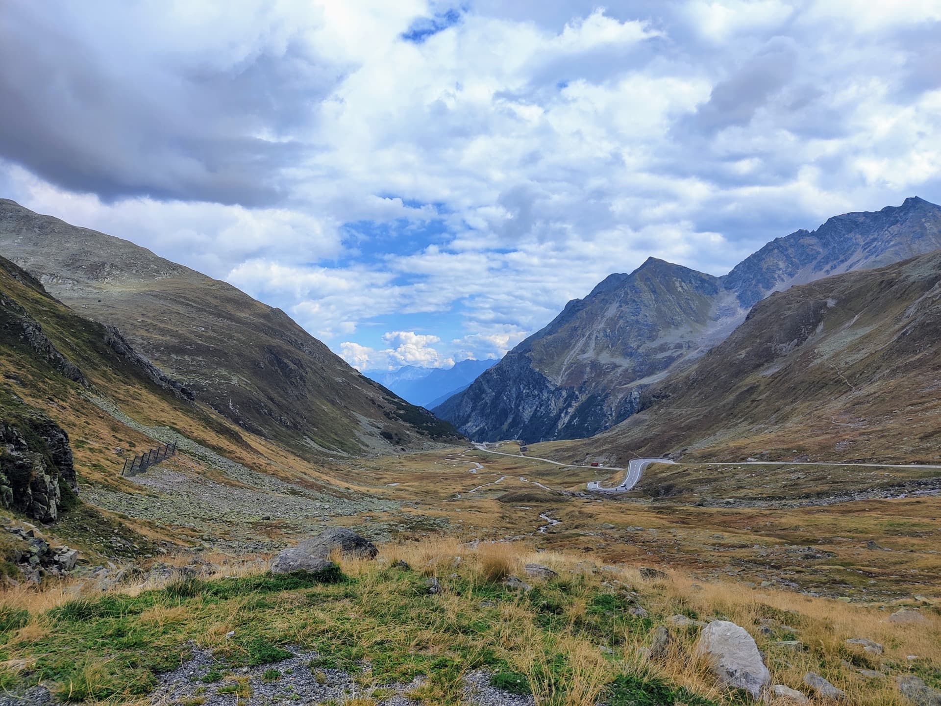 Blick ins Tal zurück von der Flüelapass Auffahrt