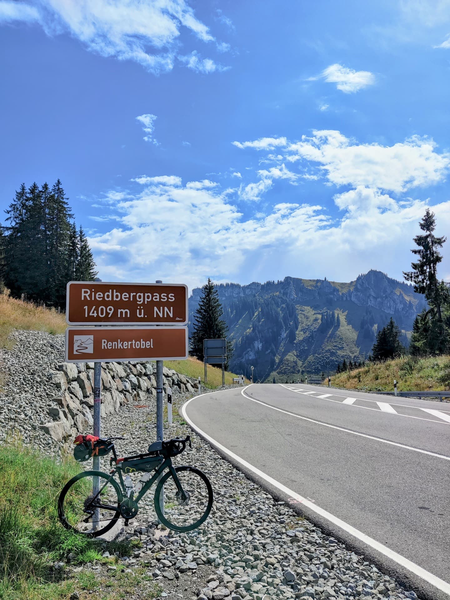 Gipfelschild Riedbergpass 1409 Meter über Normalnull