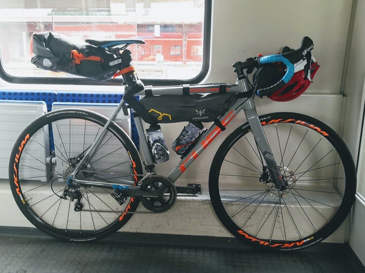 Mein bepacktes Fahrrad im Zug