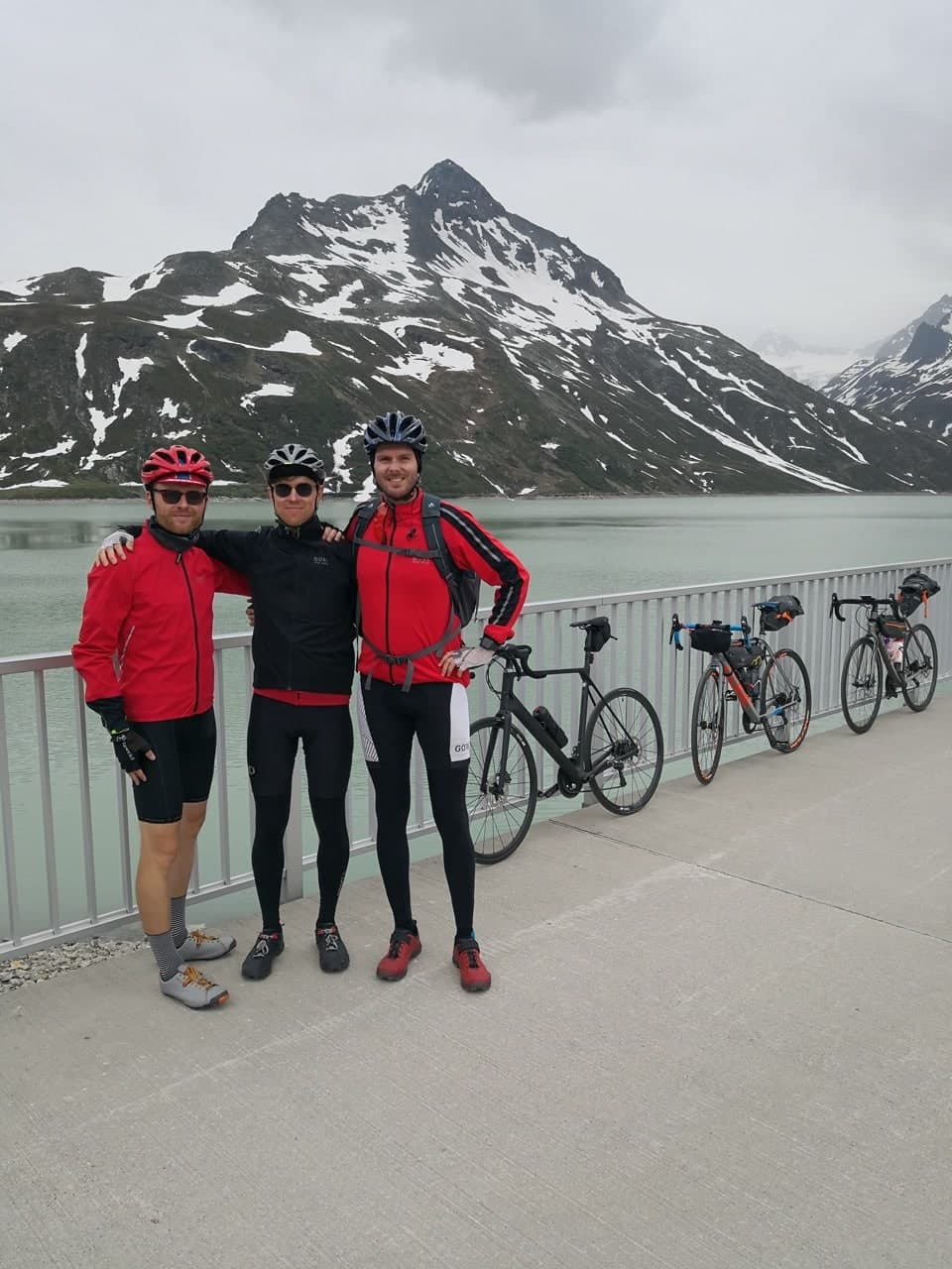 Gruppenfoto von uns am Silvretta-Stausee