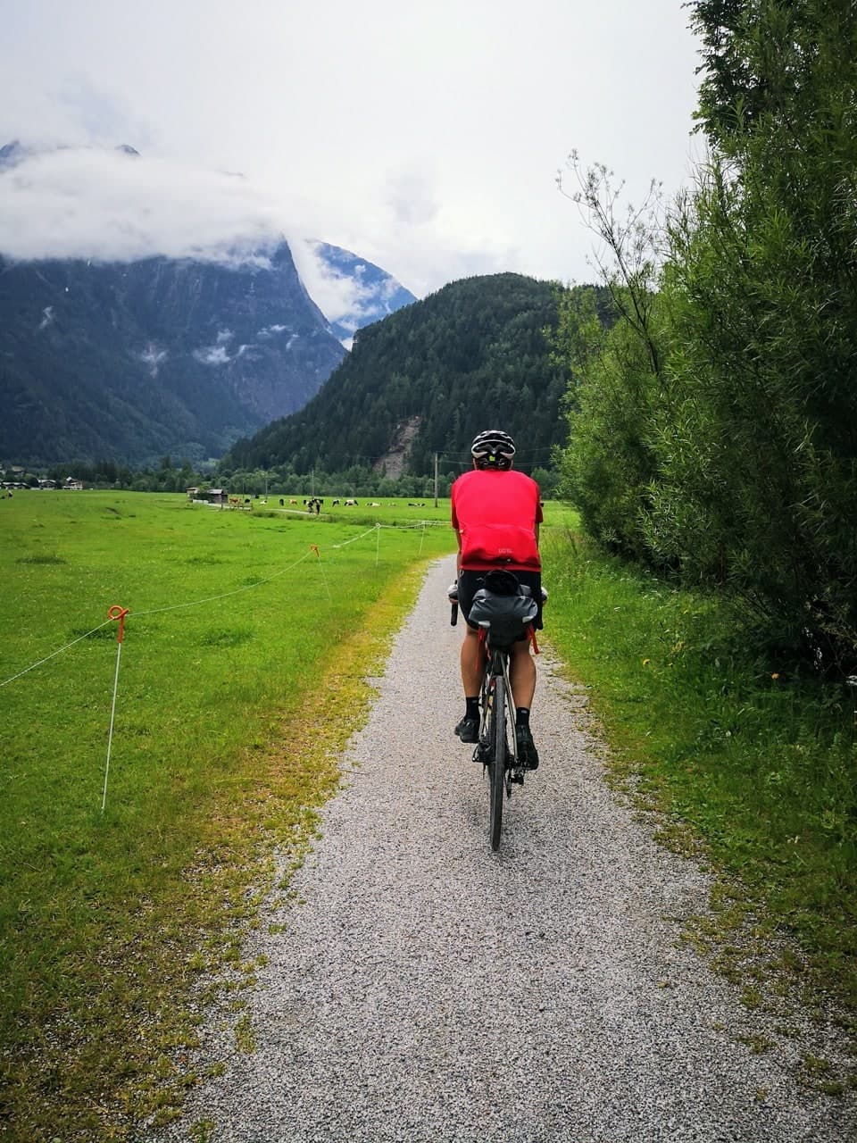 Peter fährt auf einem kurzen Schotter-Abschnitt im Ötztal