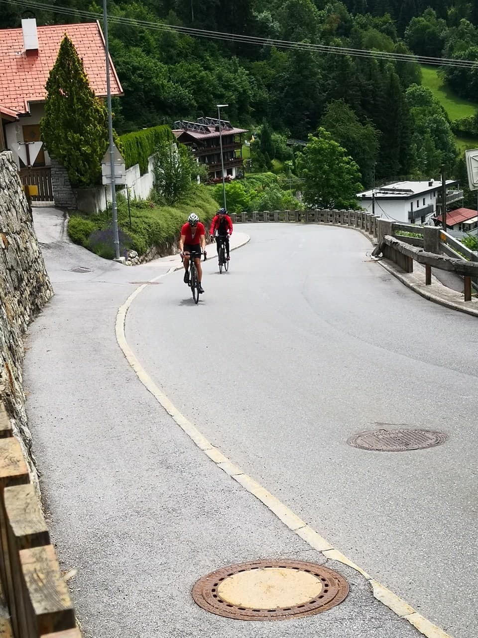 Peter und Willi beim Anstieg raus aus Oetz