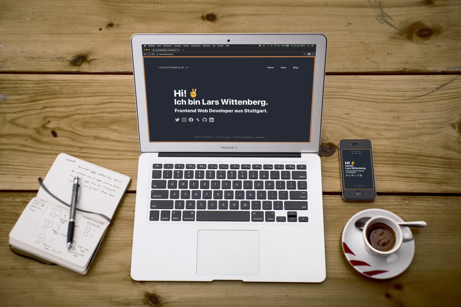 Mockup mit einem MacBook auf dem meine Website angezeigt wird
