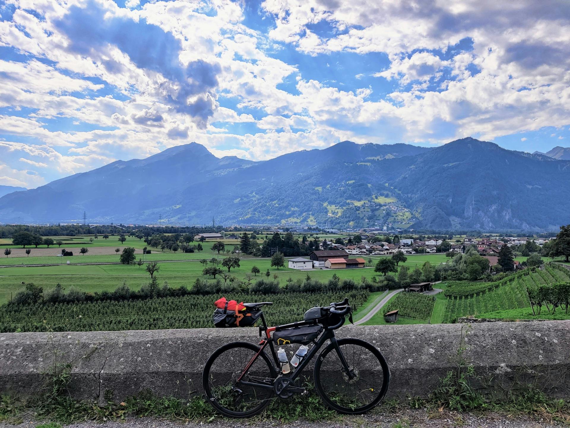Blick ins Rheintal Richtung Schweiz mit meinem Fahrrad im Vordergrund